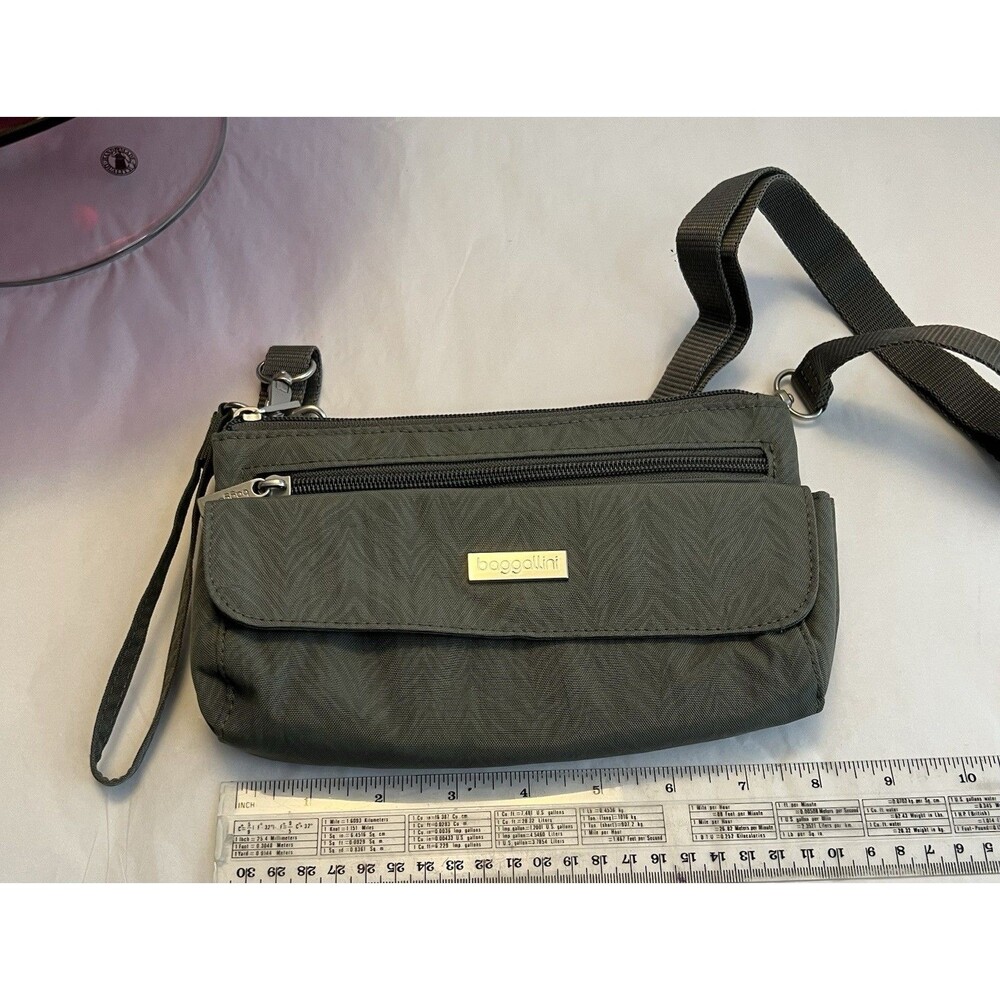 Baggallini Small Crossbody- Multiple compartments